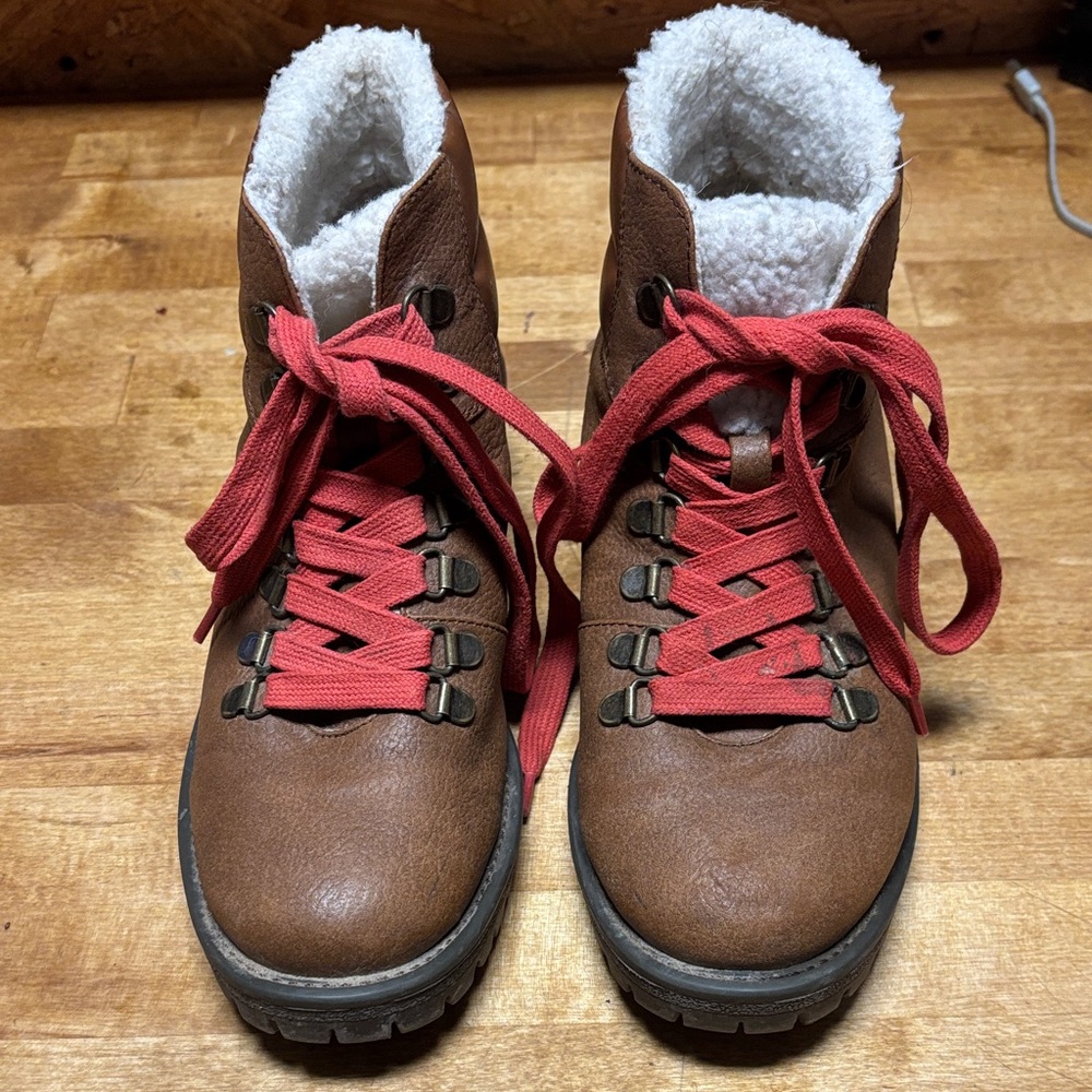 True Craft Brown Boots with Red Laces womens 7.5